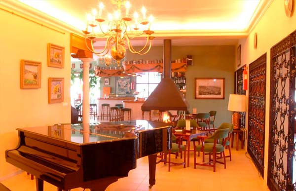Piano bar del hotel. Hotel Al Sur colabora en muchas de las manifestaciones artísticas de la localidad. Piano Bar. Hotel Al Sur colabora en muchas de las manifestaciones artísticas de la localidad.