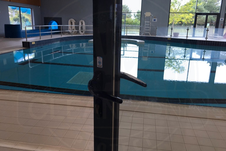 Film antimicrobien poignée piscine Pays Bigouden Sud