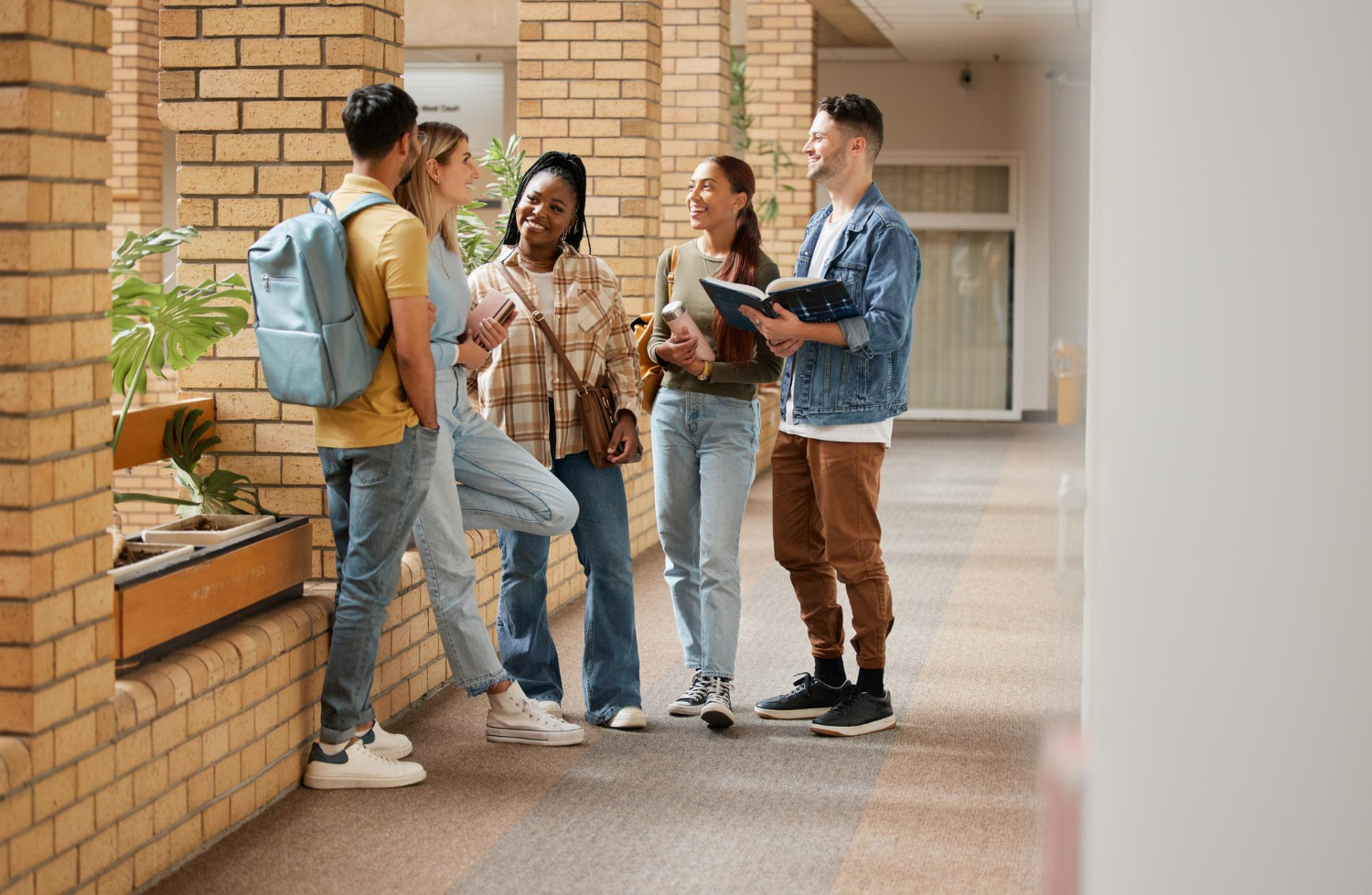 des étudiants réunis et parlant dans les couloirs d'une résidence