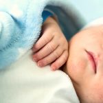 ¿Qué causa la enfermedad hemolítica del recién nacido?