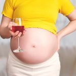 Beber alcohol embarazada puede alterar la cara del bebé