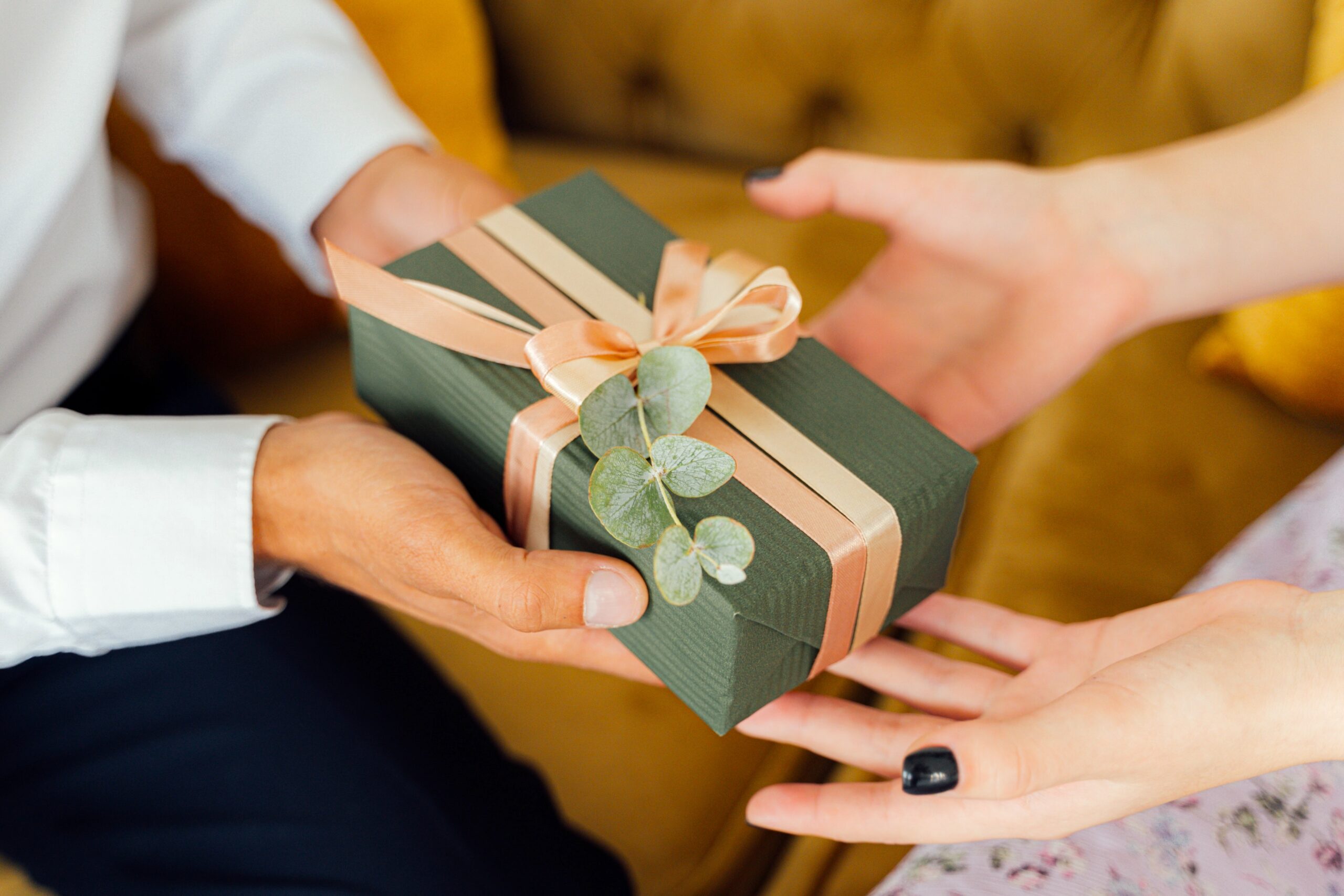 Navidad: ¿Qué hace feliz a la gente al dar o recibir regalos?