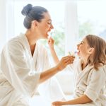 Cuidar los dientes de peques y adolescentes por el bien de su corazón