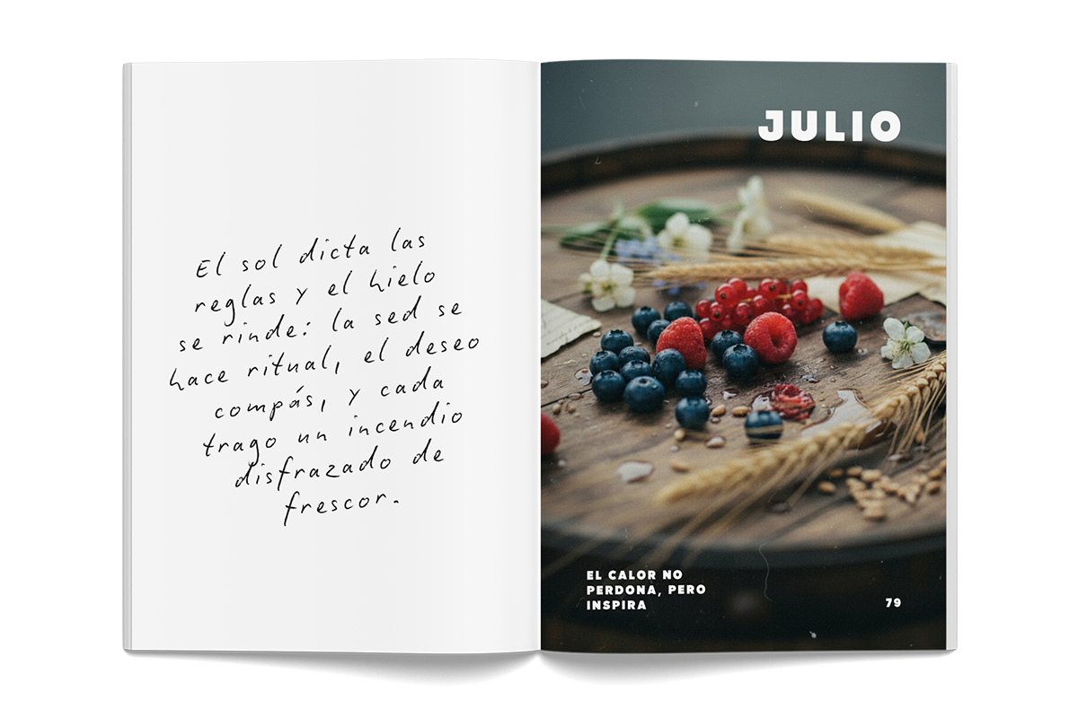 Doble página real de la apertura de julio, con texto manuscrito y fotografía de frutos rojos sobre una mesa