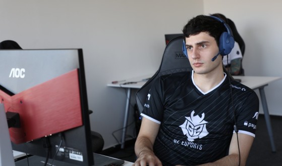 Mixwell vistiendo la camiseta de G2 antes de volver como jugador de Valorant