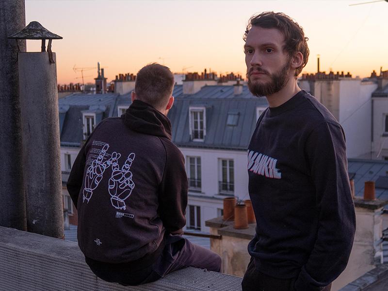 Laink et Terracid posant sur les toits de Paris avec la collection Glitch