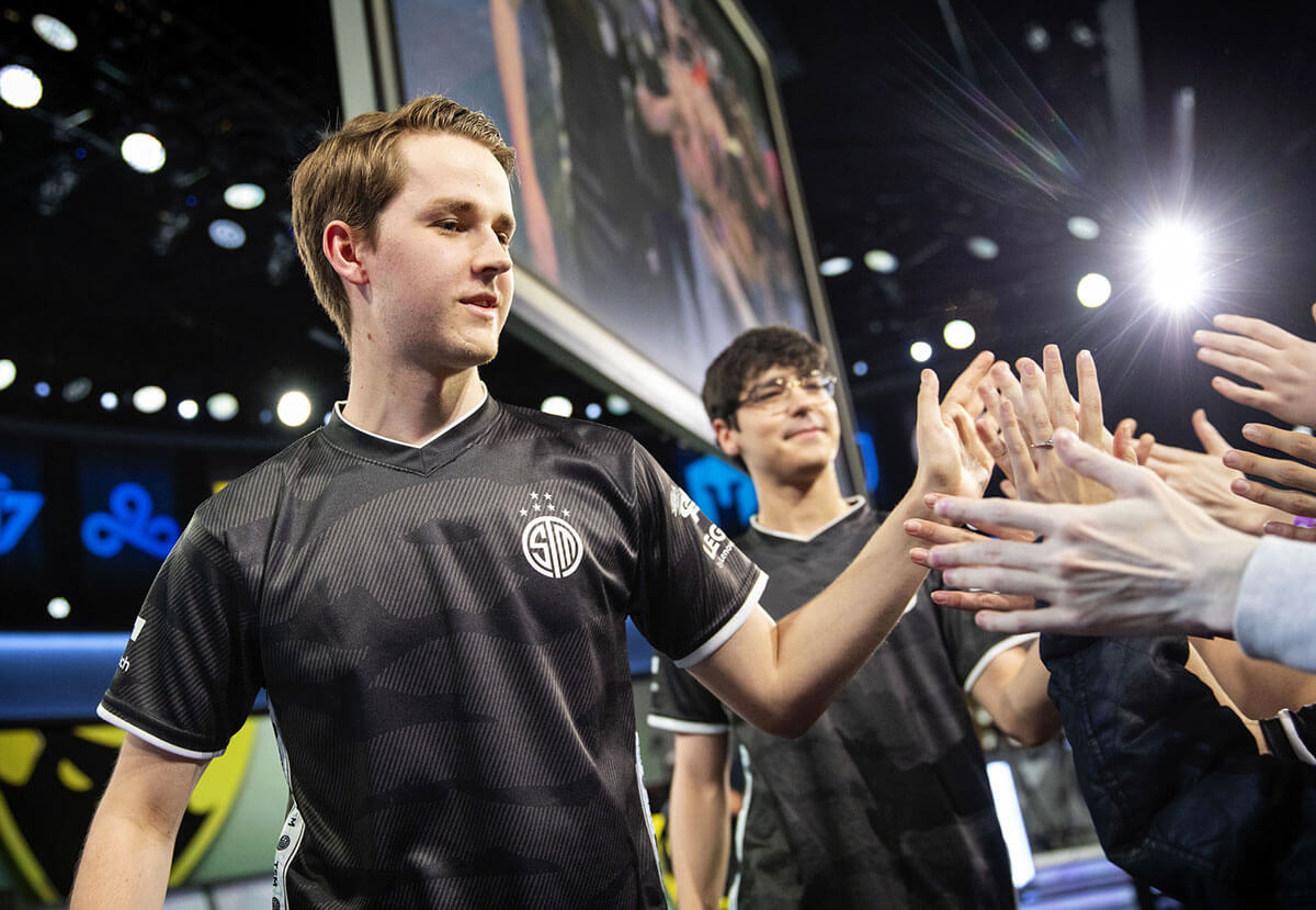Les joueurs de TSM saluent la foule après une victoire en LCS