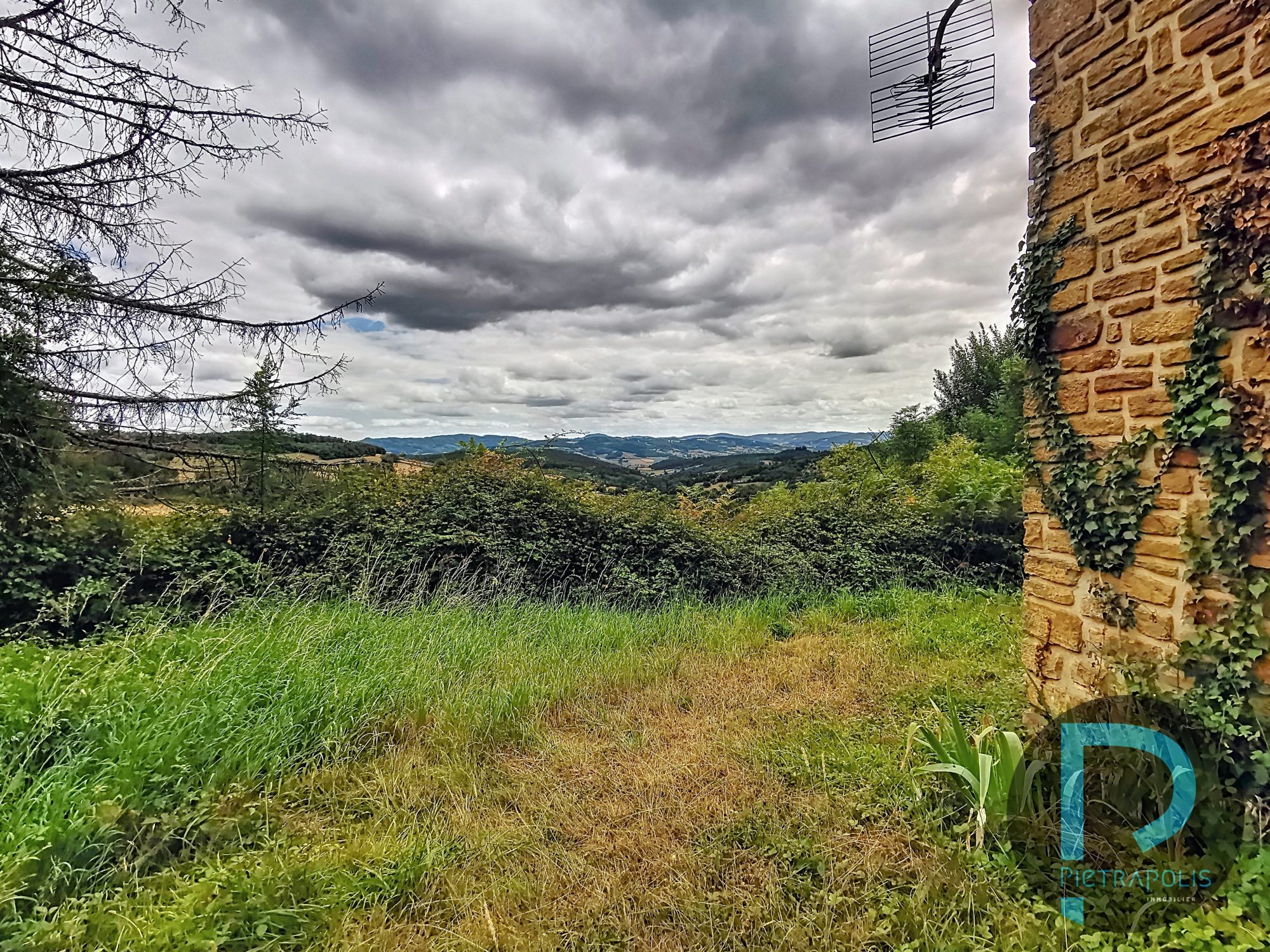 PROPRIETE avec  8 logements à rénover Bergesserin 71250