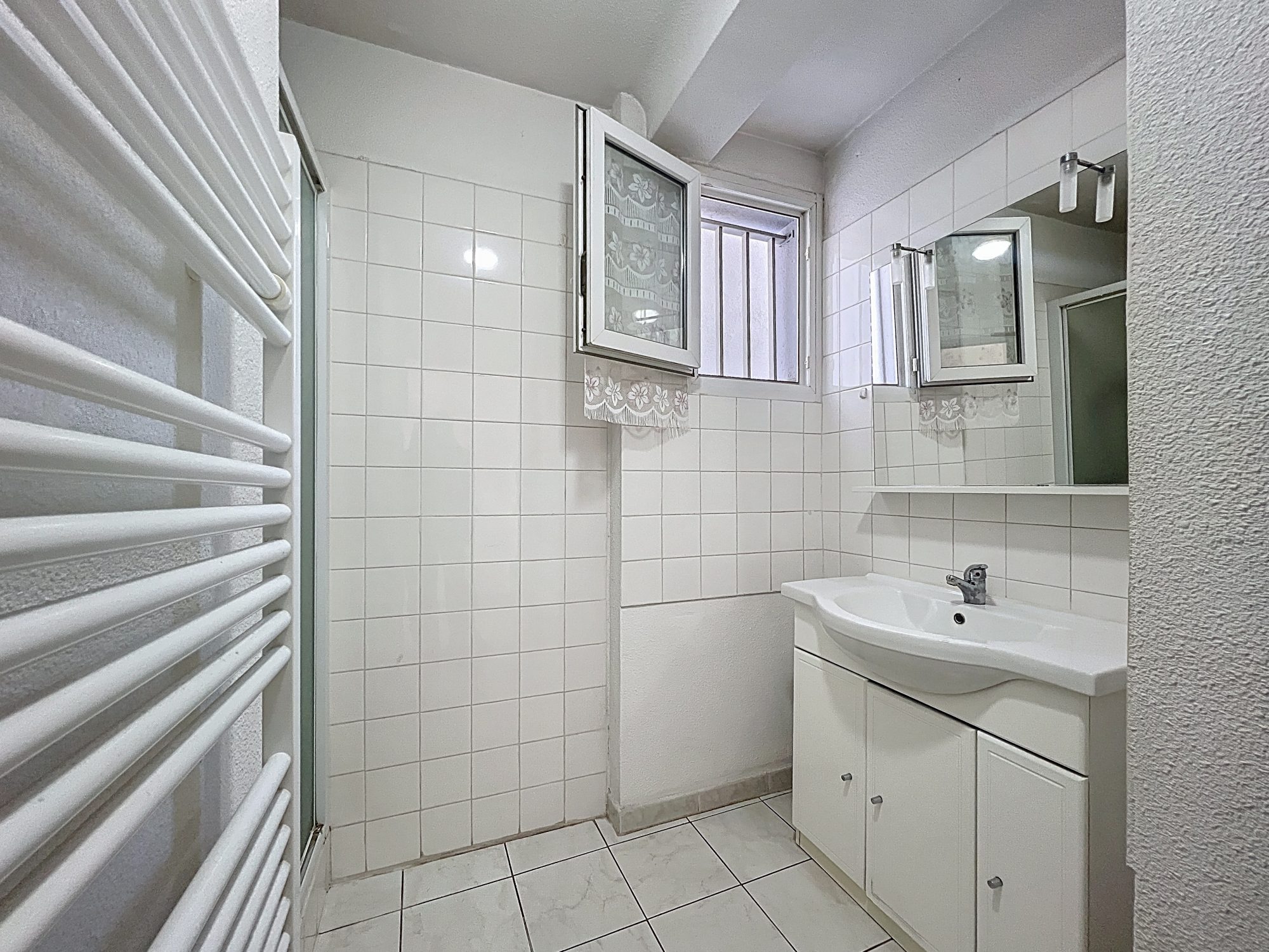 FRONTIGNAN : Appartement T2 39.98 m² Loi Carrez. Balcon. Ascenseur Frontignan 34110