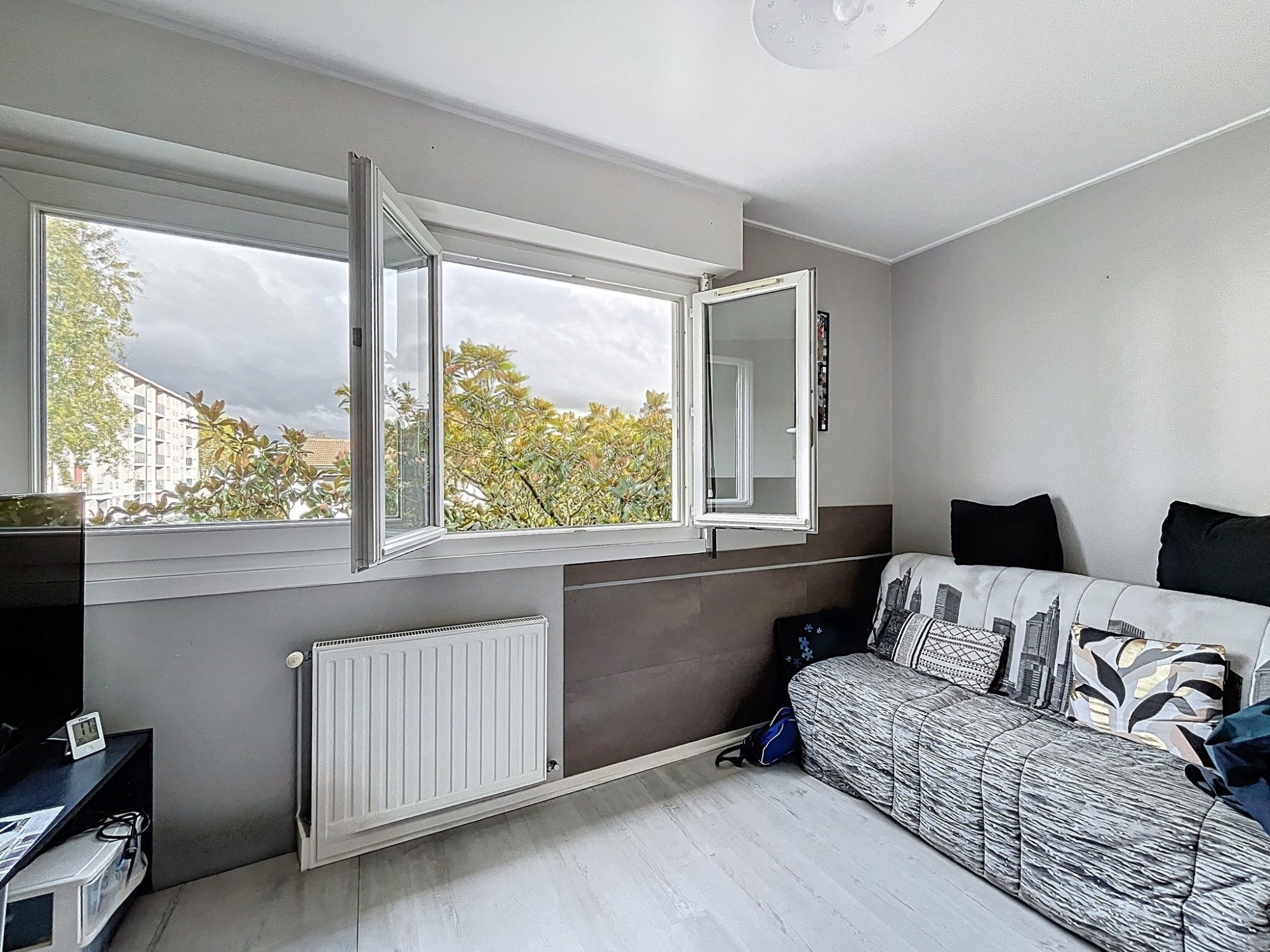 Très bel appartement lumineux au calme avec 3 chambres, cave et place de stationnement Décines-Charpieu 69150