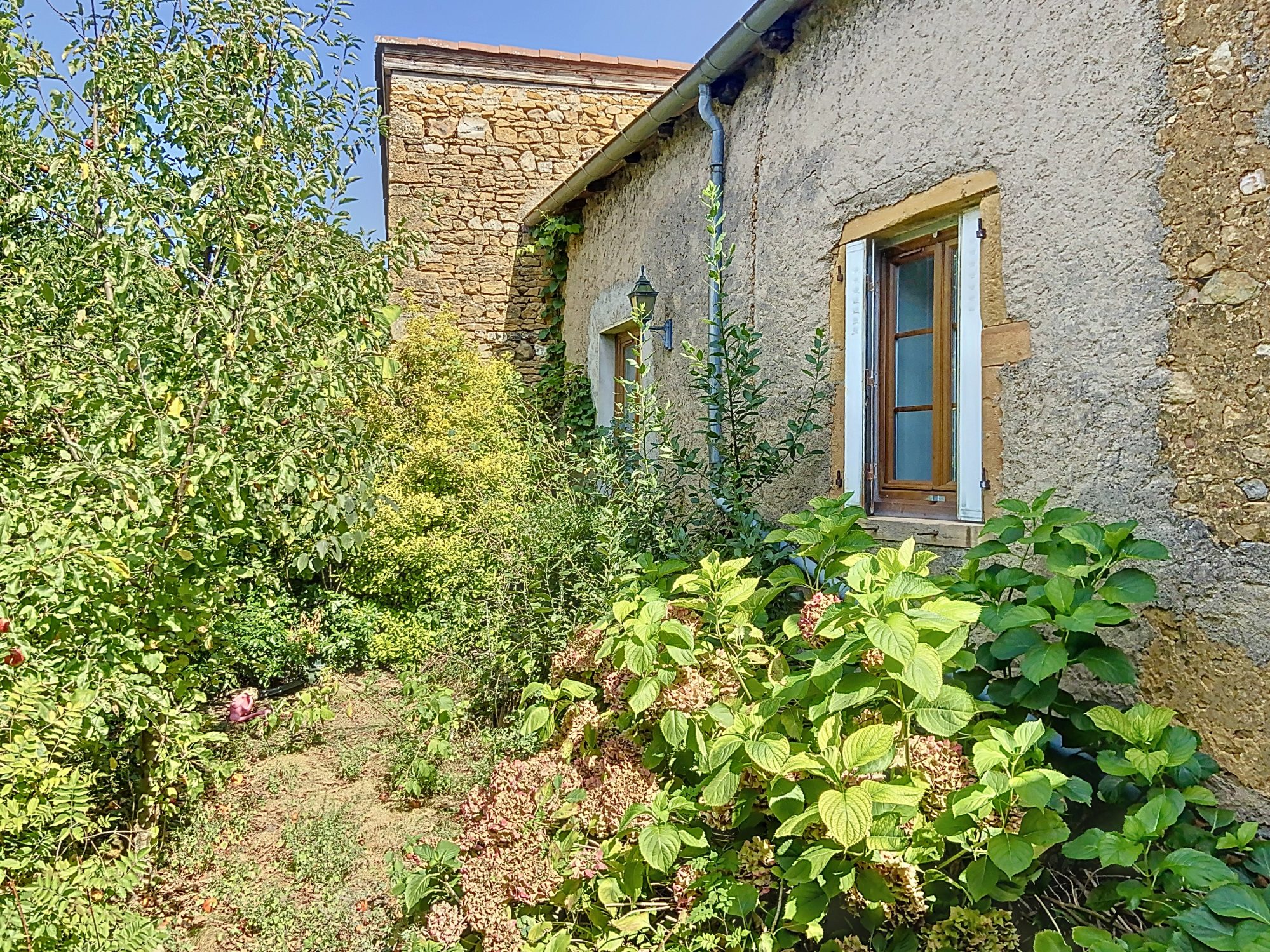 Maison de village en pierres dorées avec jardinet et belle cour intérieure Val d'Oingt 69620