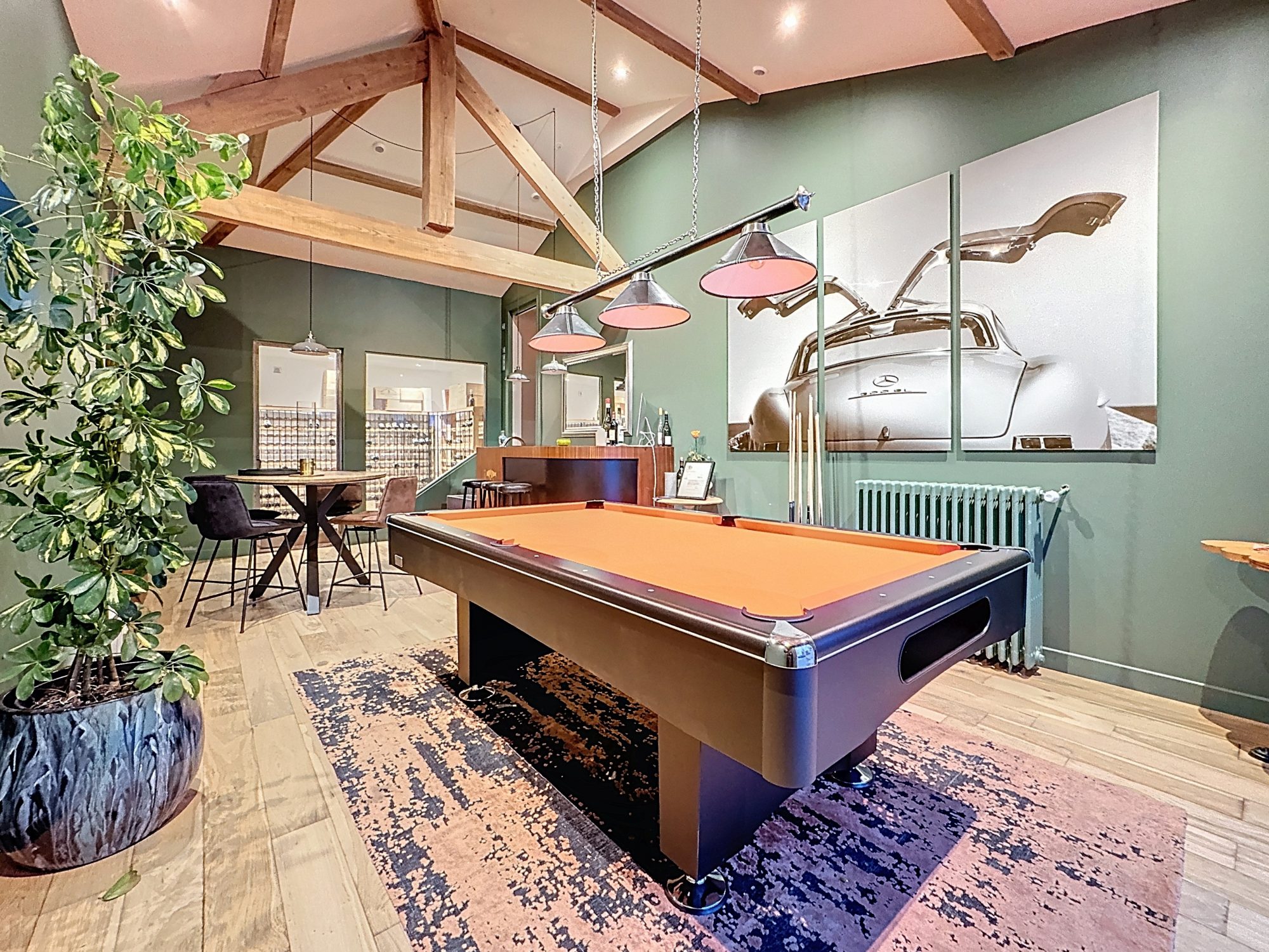 Rare et Authentique, Pietrapolis Chaponost vous propose cette maison de 275m2 édifiée sur une parcelle de 2225m2 avec 5 chambres, une pièce de vie de 65m2, un Pool House et une piscine chauffée Brignais 69530