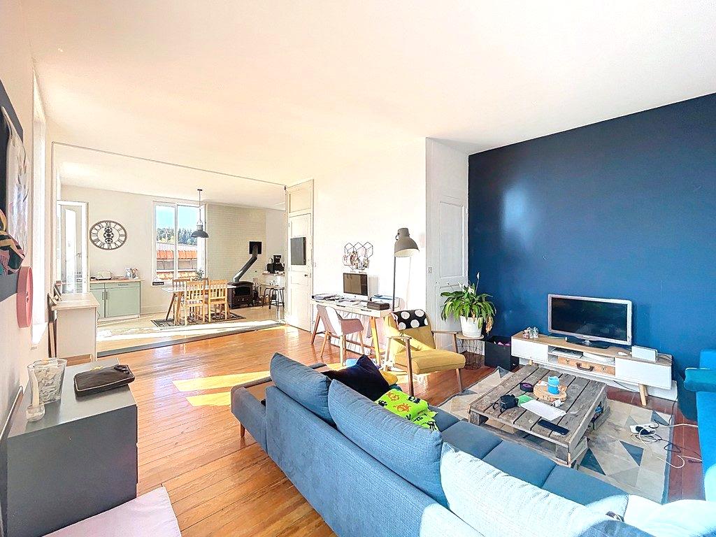 Espace, lumière et fort potentiel : cette maison réunit tout pour concrétiser vos projets, qu’ils soient familiaux, professionnels ou locatifs. Villechenève 69770