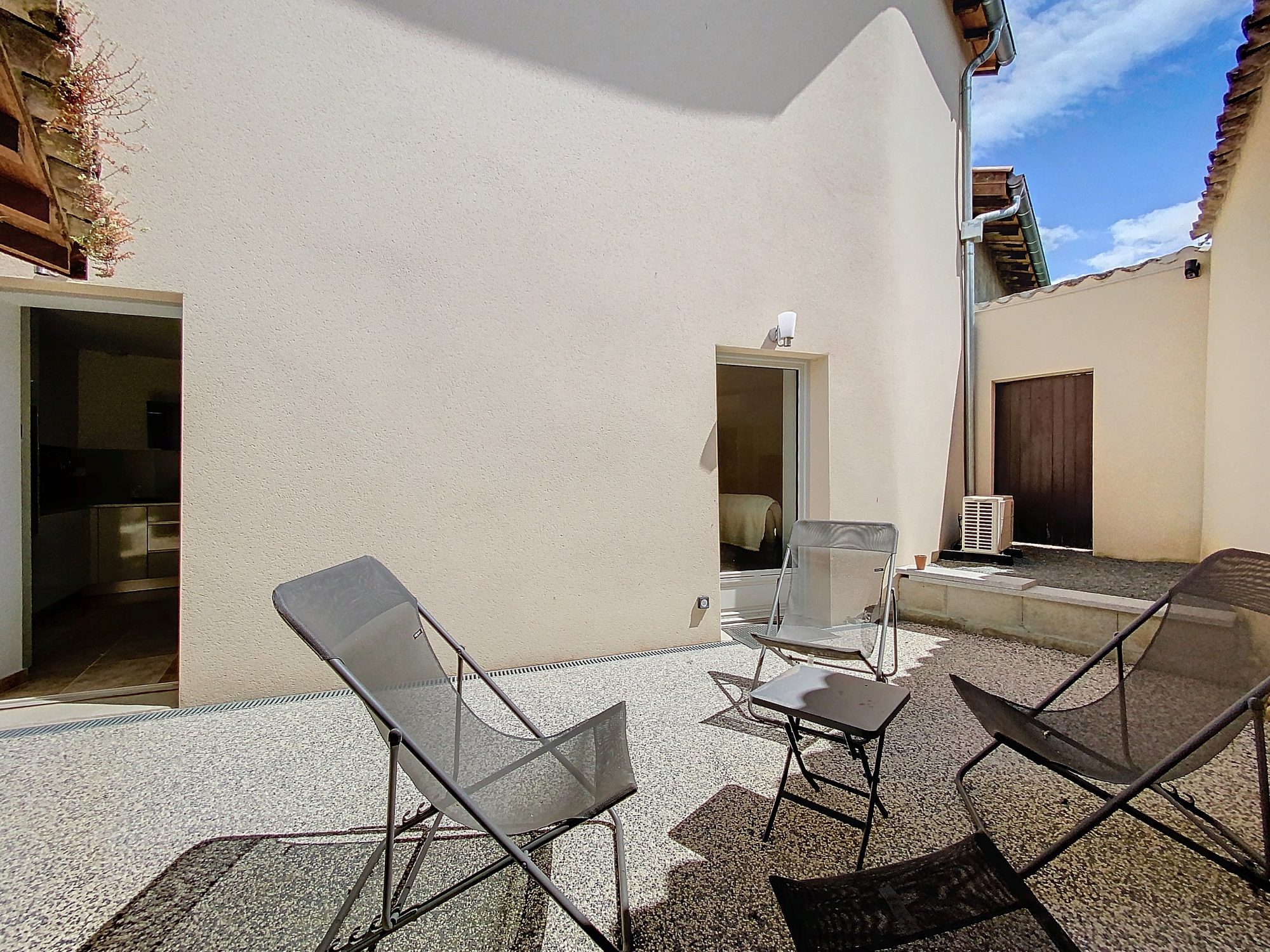 SUR LES HAUTEURS DE GENAY - AU CALME - APPARTEMENT T3 DUPLEX ENTIEREMENT RENOVE AVEC 2 PLACES DE PARKING ET 2 TERRASSES -DANS RESIDENCE FERMEE Genay 69730