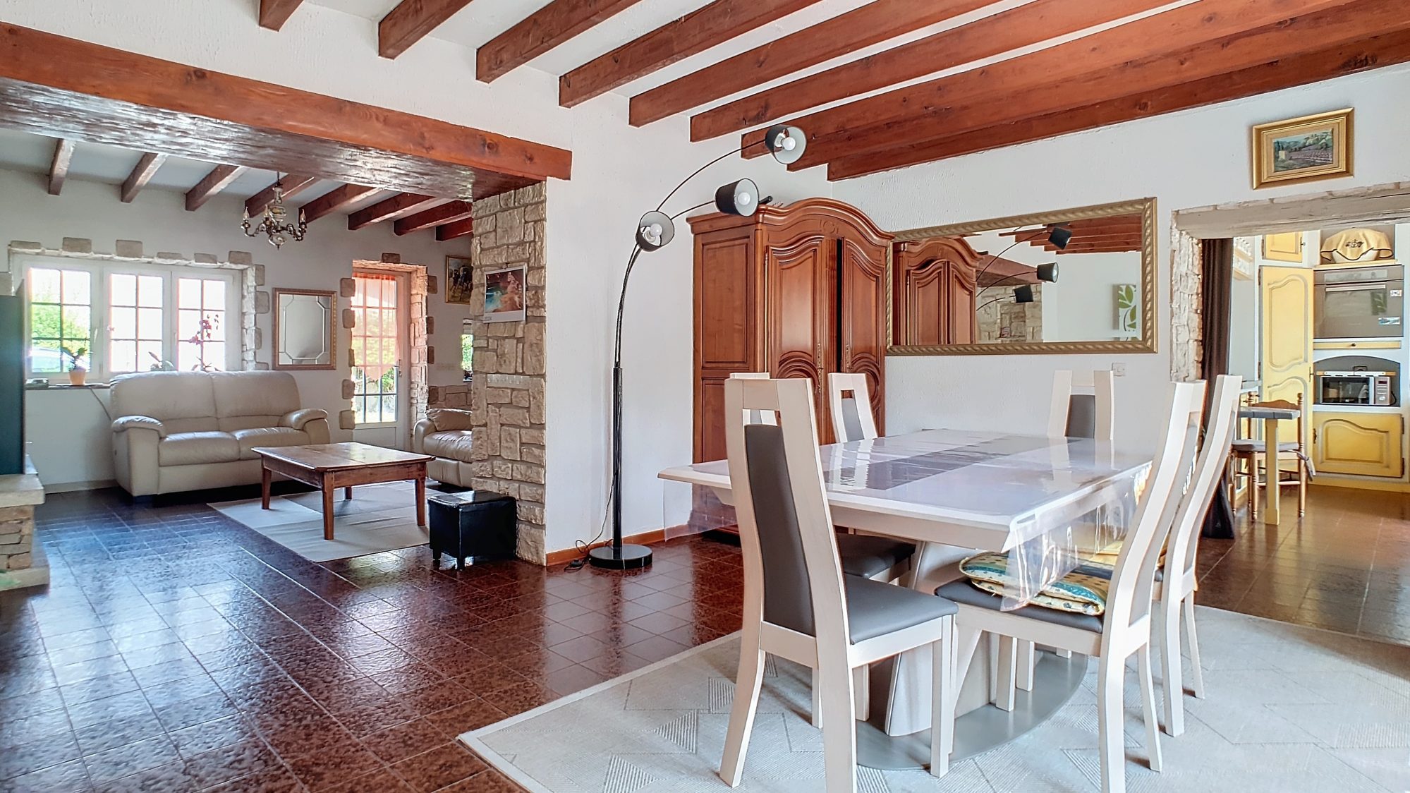 Maison 155m2, T7, 4 Ch - Terrain 1445m2 clos et arboré. Piscine