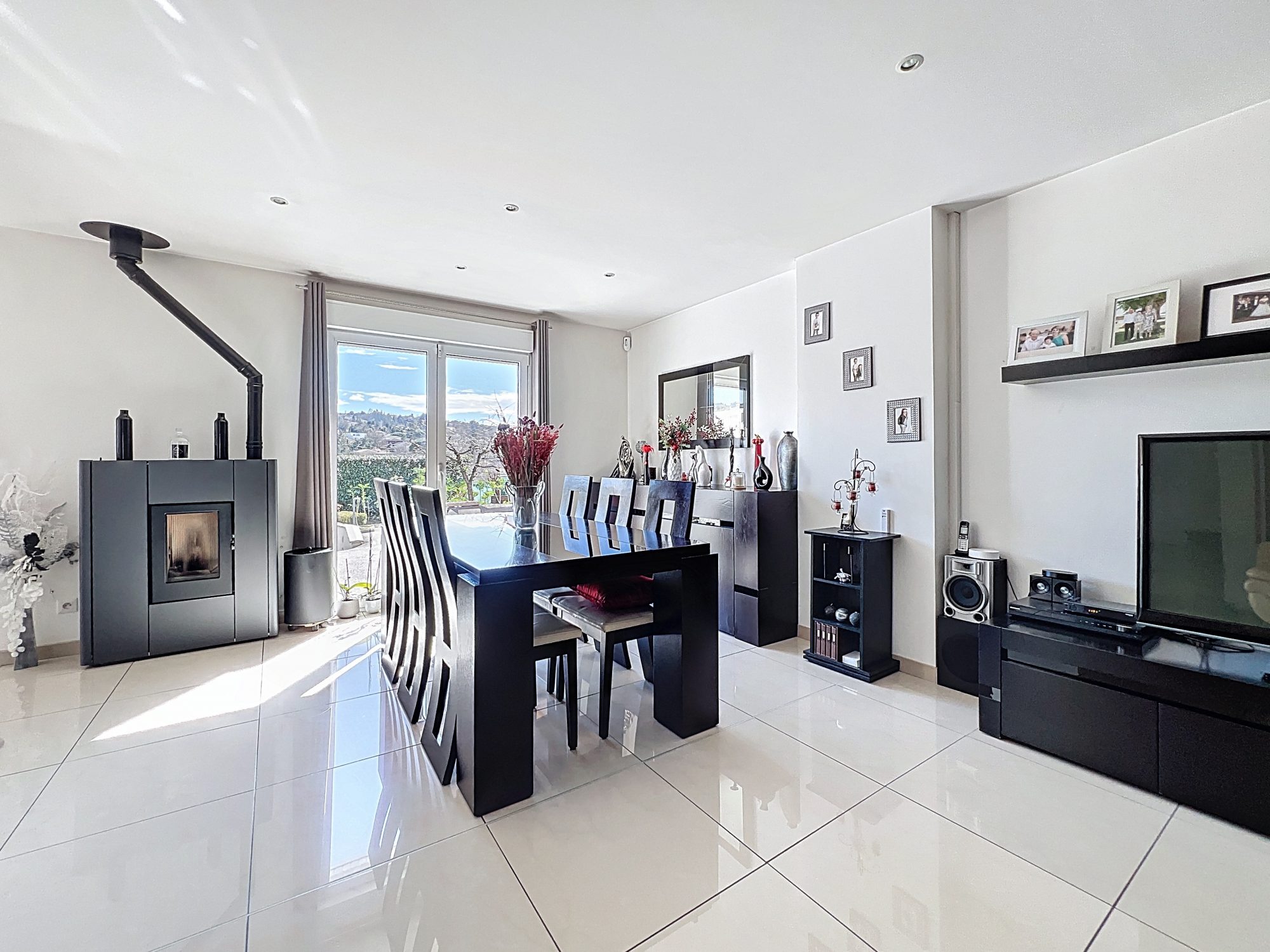 A NEUVILLE SUR SAONE, JOLIE MAISON DE 160m2 AVEC GARAGE SUR 1100m2 DE TERRAIN Neuville-sur-Saône 69250