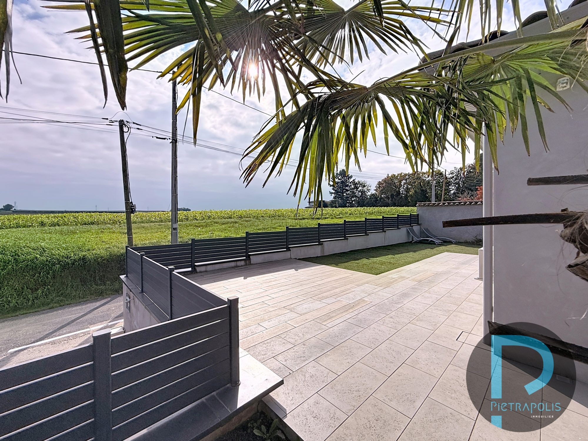 Maison de plain-pied de 92m² - 3 chambres - Terrain de 371m² - garage - 3 places de parkings Chaleins 01480