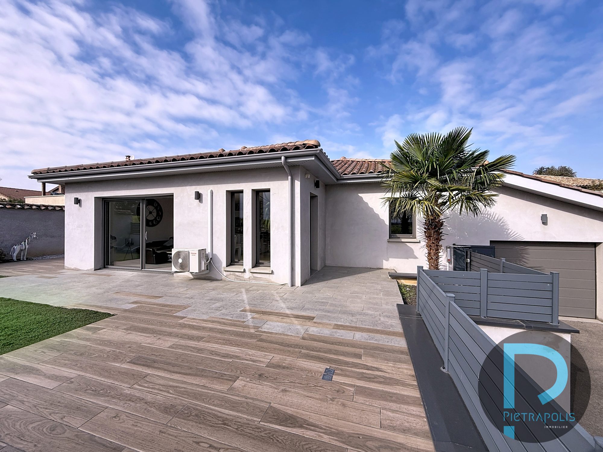 Maison de plain-pied de 92m² - 3 chambres - Terrain de 371m² - garage - 3 places de parkings Chaleins 01480