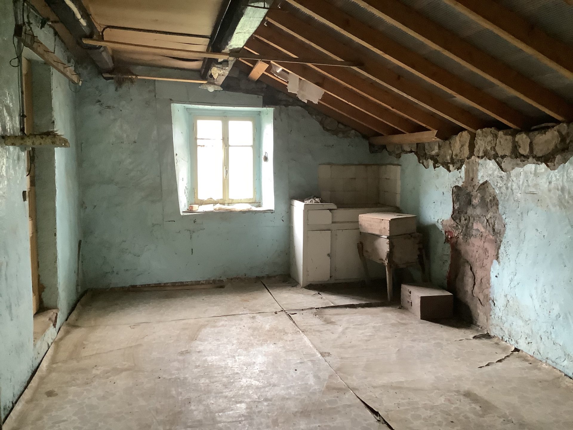 Maison en pierres mitoyenne avec garage et terrain d’environ 857 m2 Tence 43190