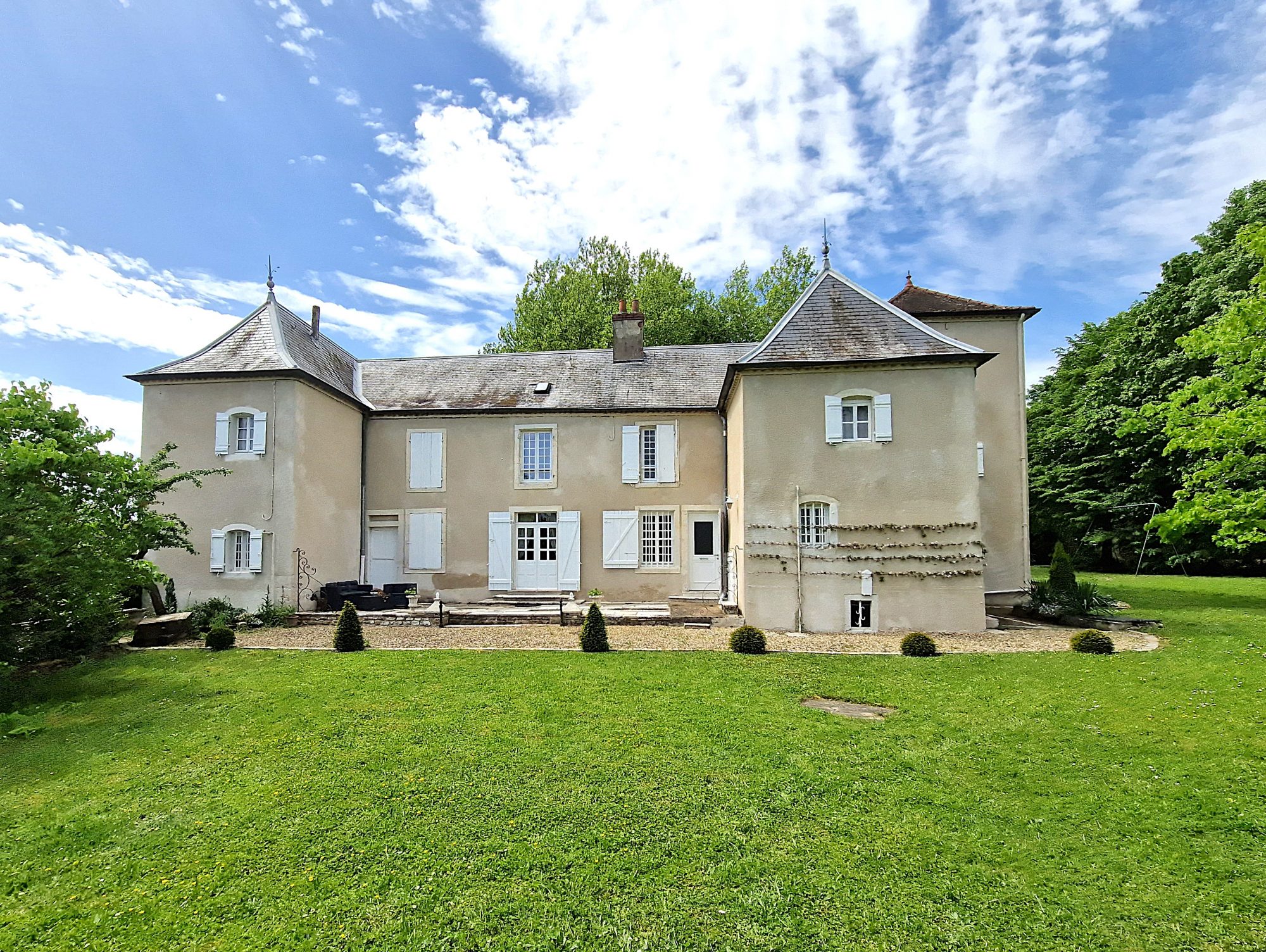 Propriété de caractère entre Chalon et Dole