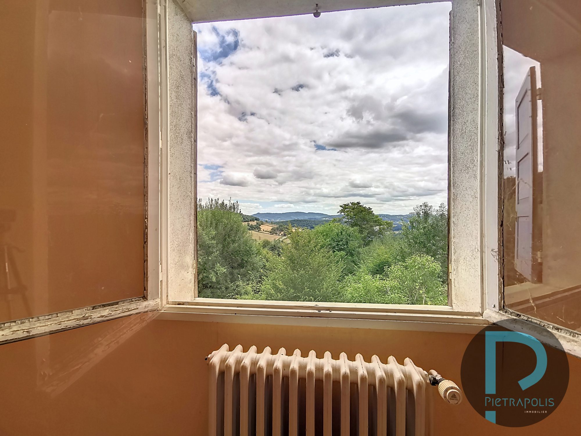 PROPRIETE avec  8 logements à rénover Bergesserin 71250