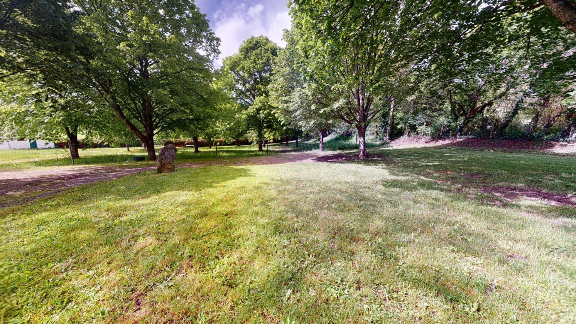 Terrain constructible  7000m2 avec Bâtiments et 4 habitats légers