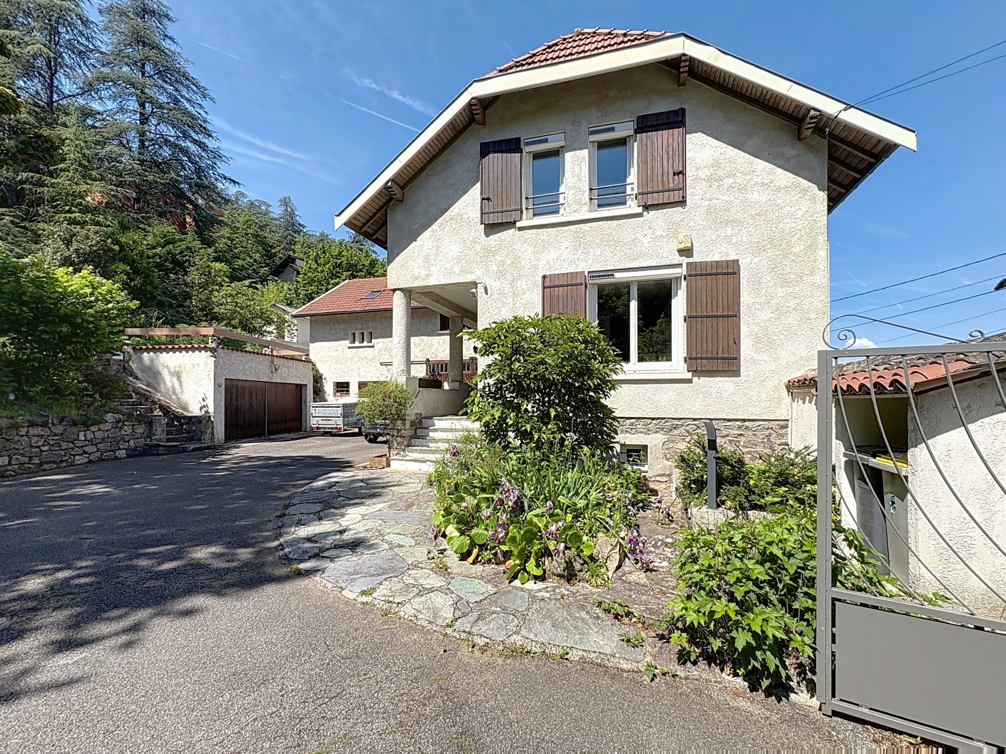 Maison sur les hauteurs au calme