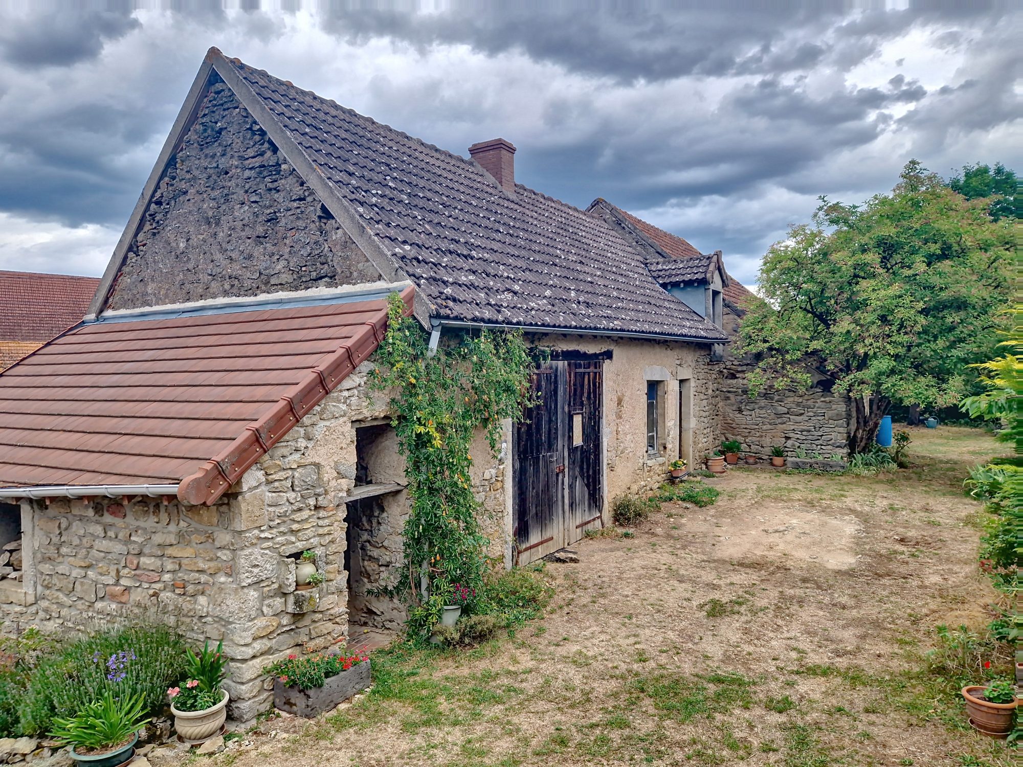 Ancienne ferme en pierres à rénover – Beau potentiel dans un hameau du Charolais
