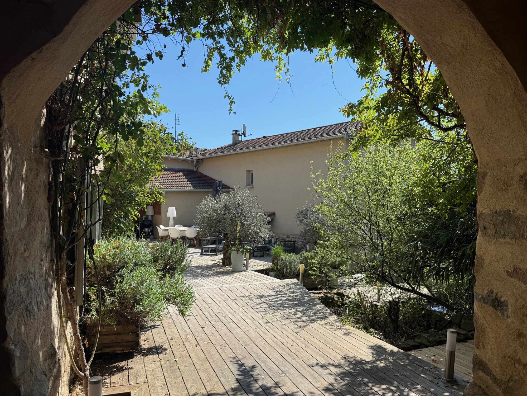 Grande propriété familiale avec deux maisons sur 935 m² de terrain arboré – Calme et potentiel locatif