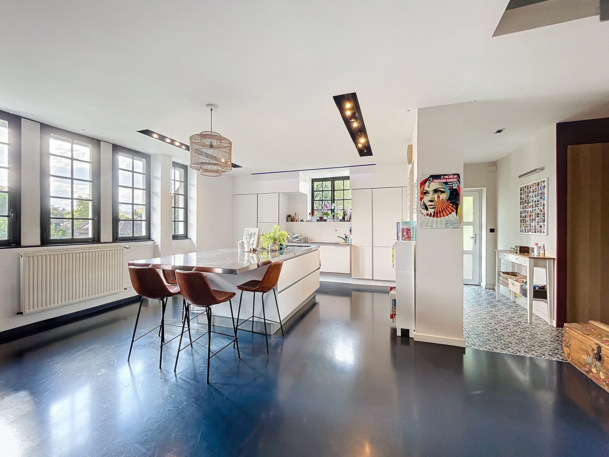 T6 en Duplex de 177m2 avec jardin et piscine privatifs en retrait des bords de Saône.