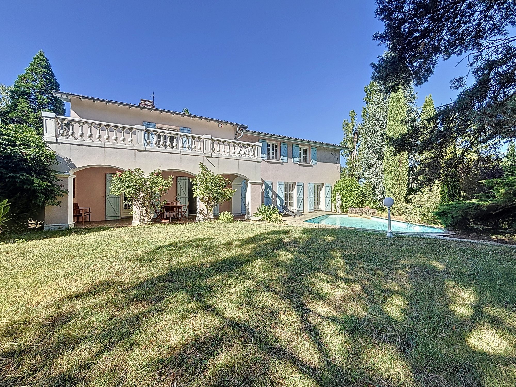 Villa de 278 m² habitable + sous-sol complet, 9 pièces, 6 chambres, terrain arboré de 3000 m² avec piscine.