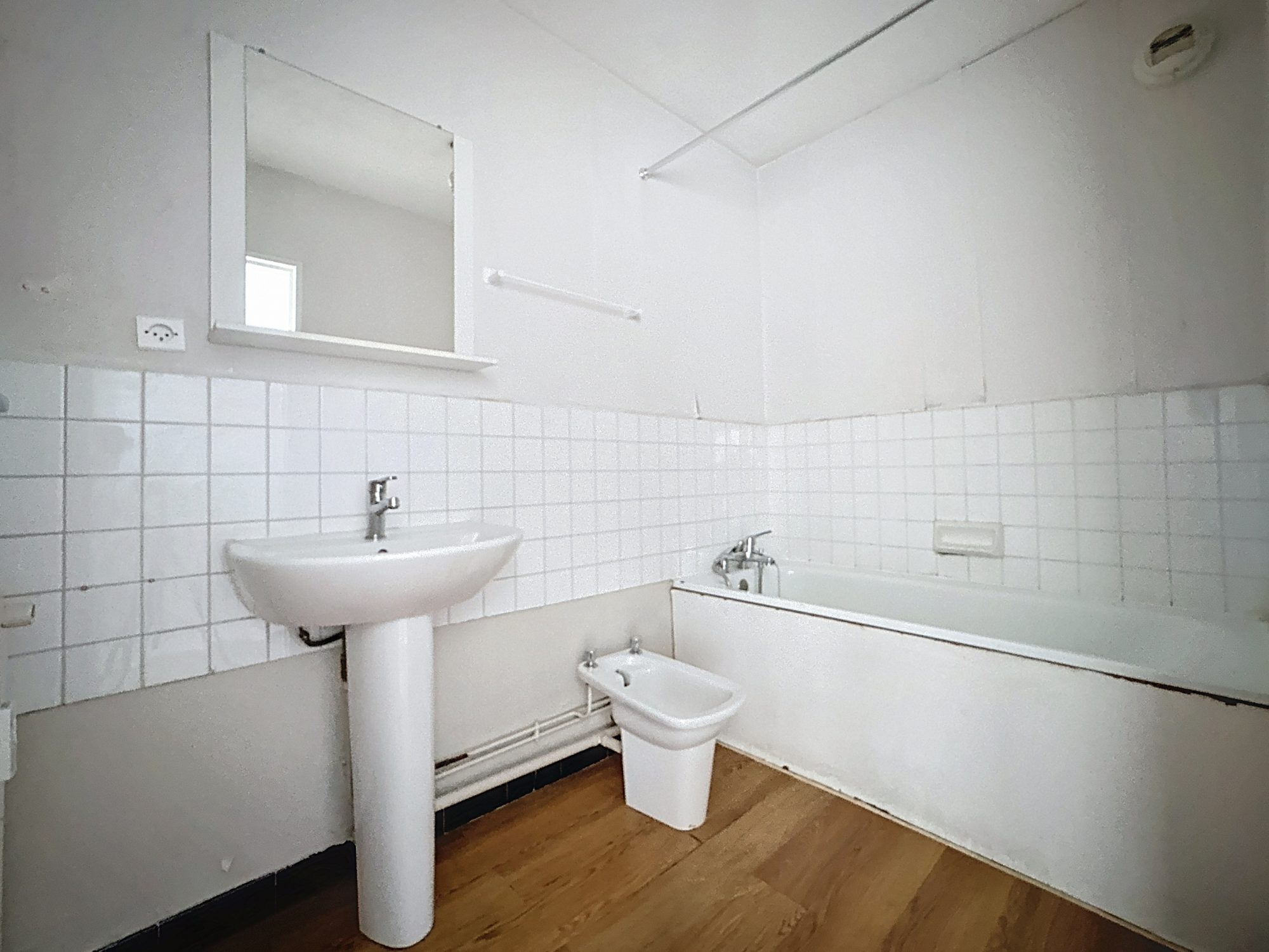 En Exclusivité, Appartement T3 de 80m2 en dernier étage + Cave + place de stationnement en supplément Saint-Genis-Laval 69230