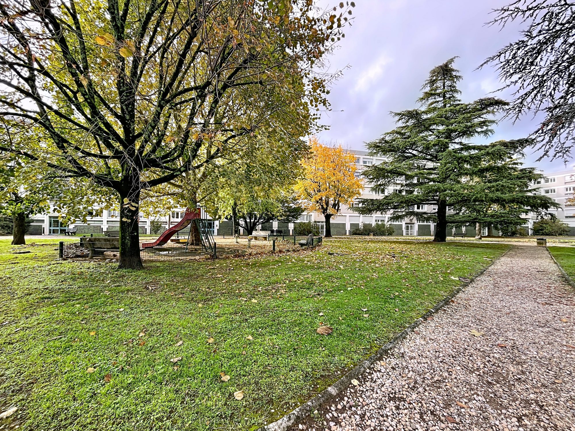 Très bel appartement lumineux au calme avec 3 chambres, cave et place de stationnement Décines-Charpieu 69150