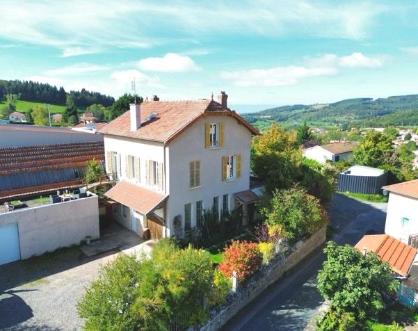 Espace, lumière et fort potentiel : cette maison réunit tout pour concrétiser vos projets, qu’ils soient familiaux, professionnels ou locatifs. Vindry-sur-Turdine 69490