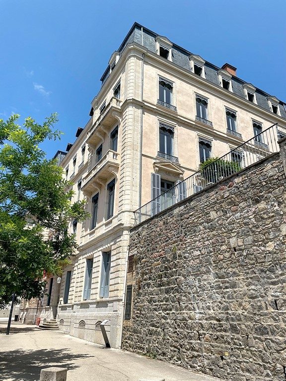 TARARE - APPARTEMENT DUPLEX T4 - 90 M2 - 3 CHAMBRES DANS IMMEUBLE MAGNIFIQUE AVEC PARC ARBORÉ
