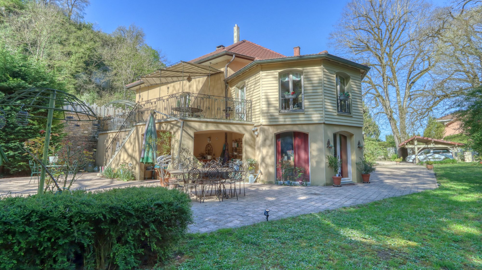 Propriété de 205 m² habitable + appartement T2 indépendant  + 721 m² conctructible + parc arboré Crémieu 38460