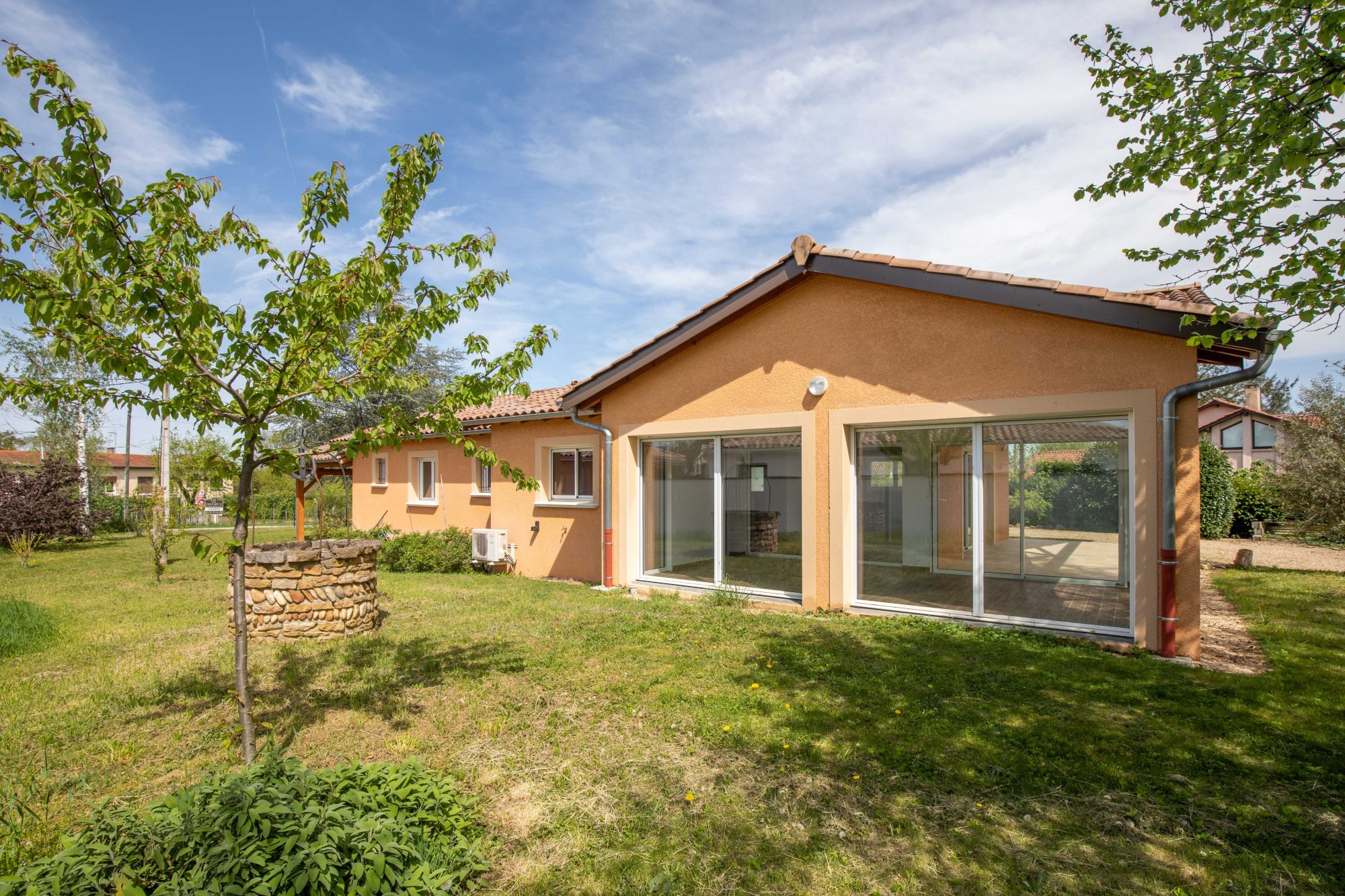 Villa de plain-pied de 140m² - 3 chambres - sous-sol - dépendances - jardin clos