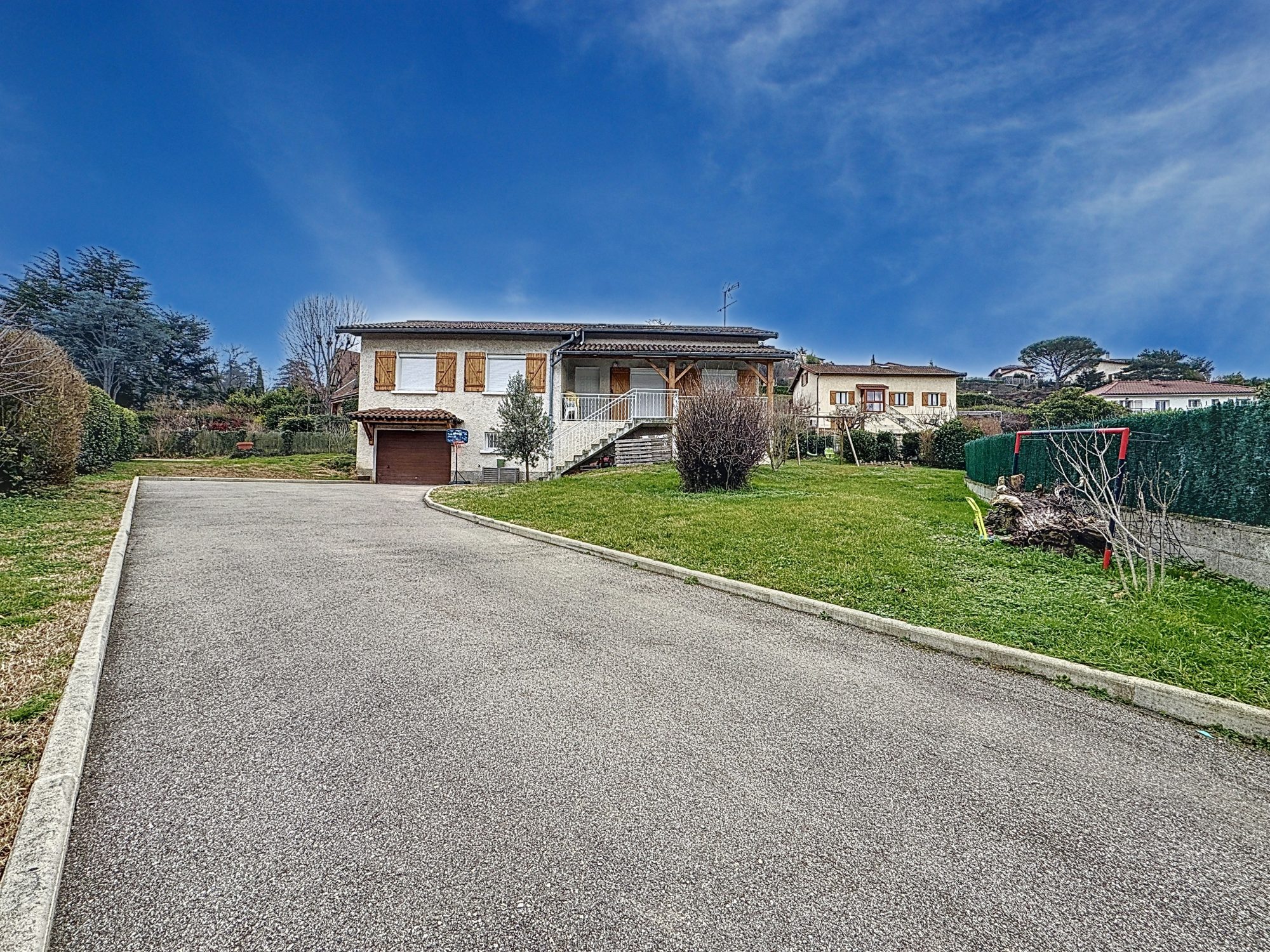 VENDU !! Rare et en Exclusivité chez Pietrapolis Chaponost, Maison de 168m2 édifiée sur une parcelle d'environ 1000m2 avec 4 chambres +un garage fermé