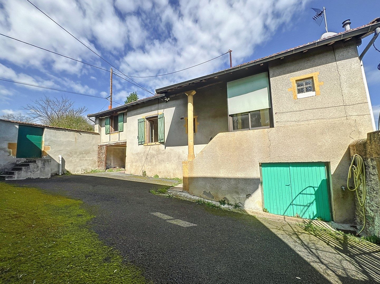 PROPRIETE DE 2 MAISONS - GRAND GARAGE 137 M² - TERRAIN 1,8 HECTARES - DEPENDANCES Sain-Bel 69210