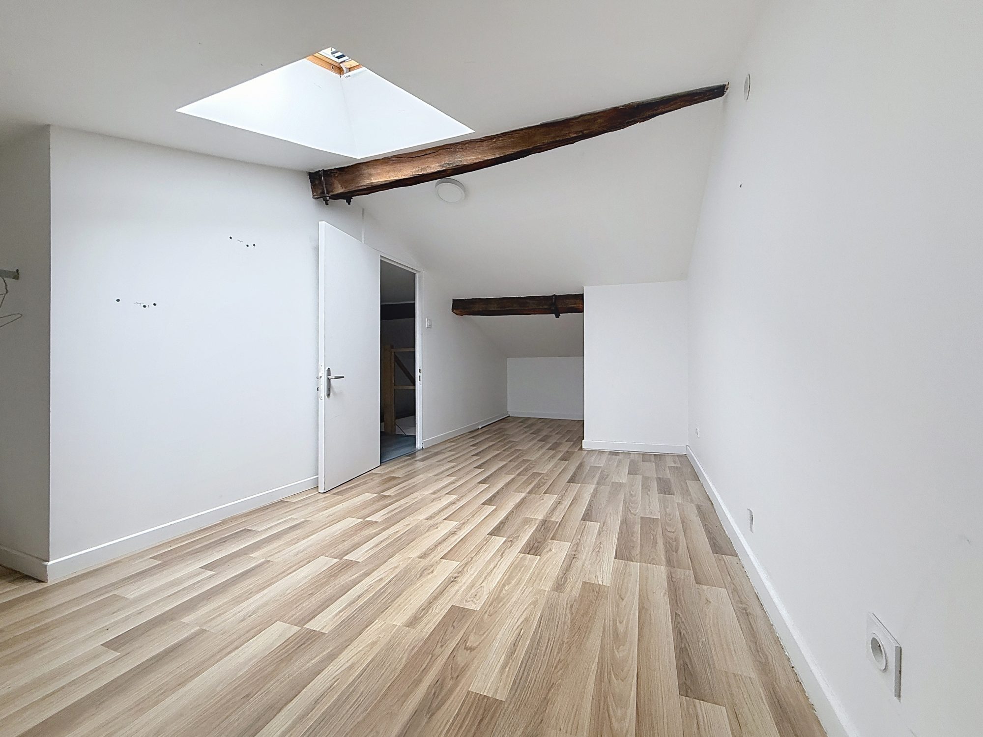 Duplex lumineux de 75 m² avec cachet de l’ancien – Thoissey Thoissey 01140