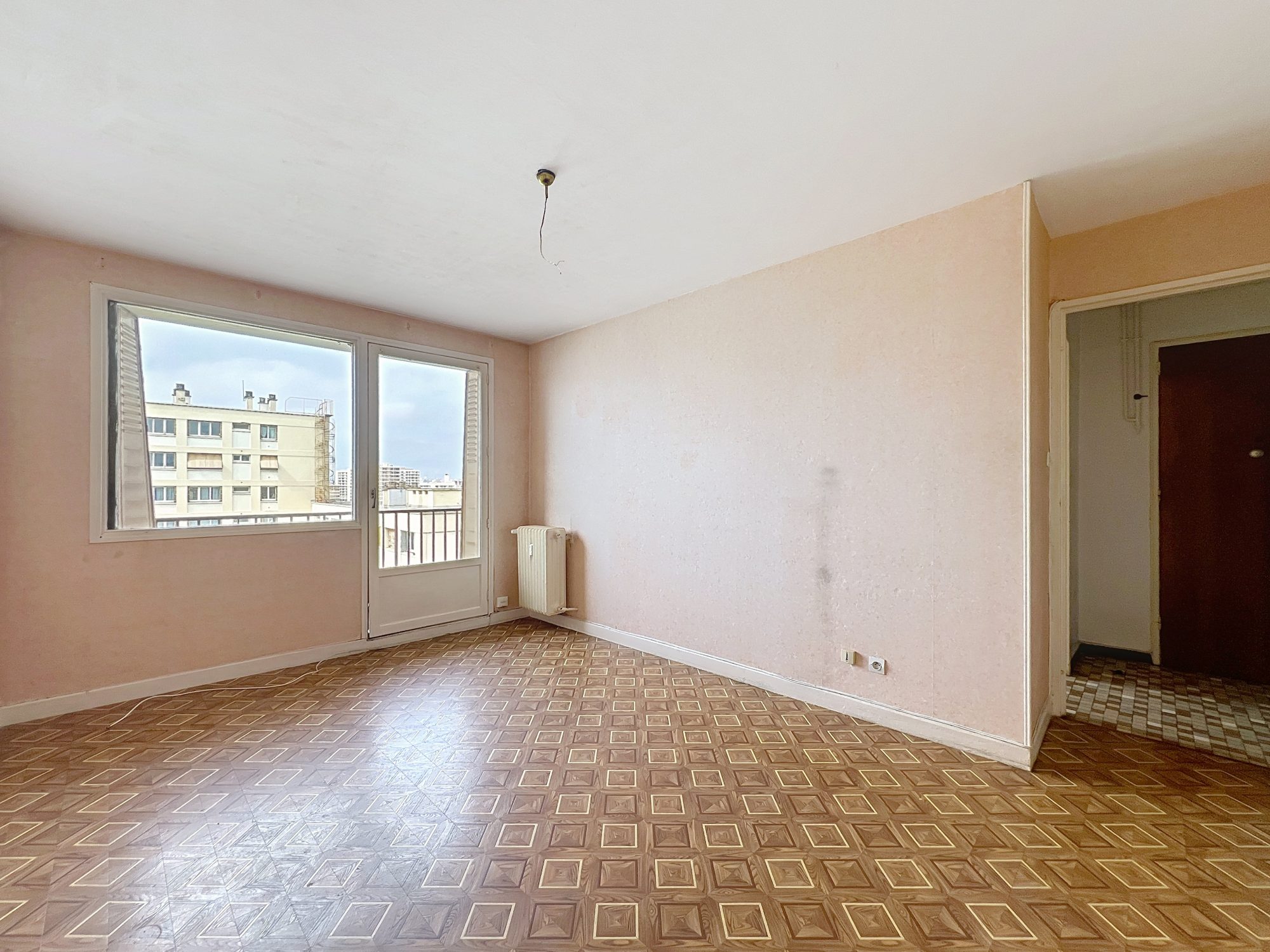 VILLEURBANNE - APPARTEMENT  T4 DE 67m2 AVEC POTENTIEL A RENOVER - 7ème ETAGE  - VUE DEGAGEE  - BALCON Villeurbanne 69100