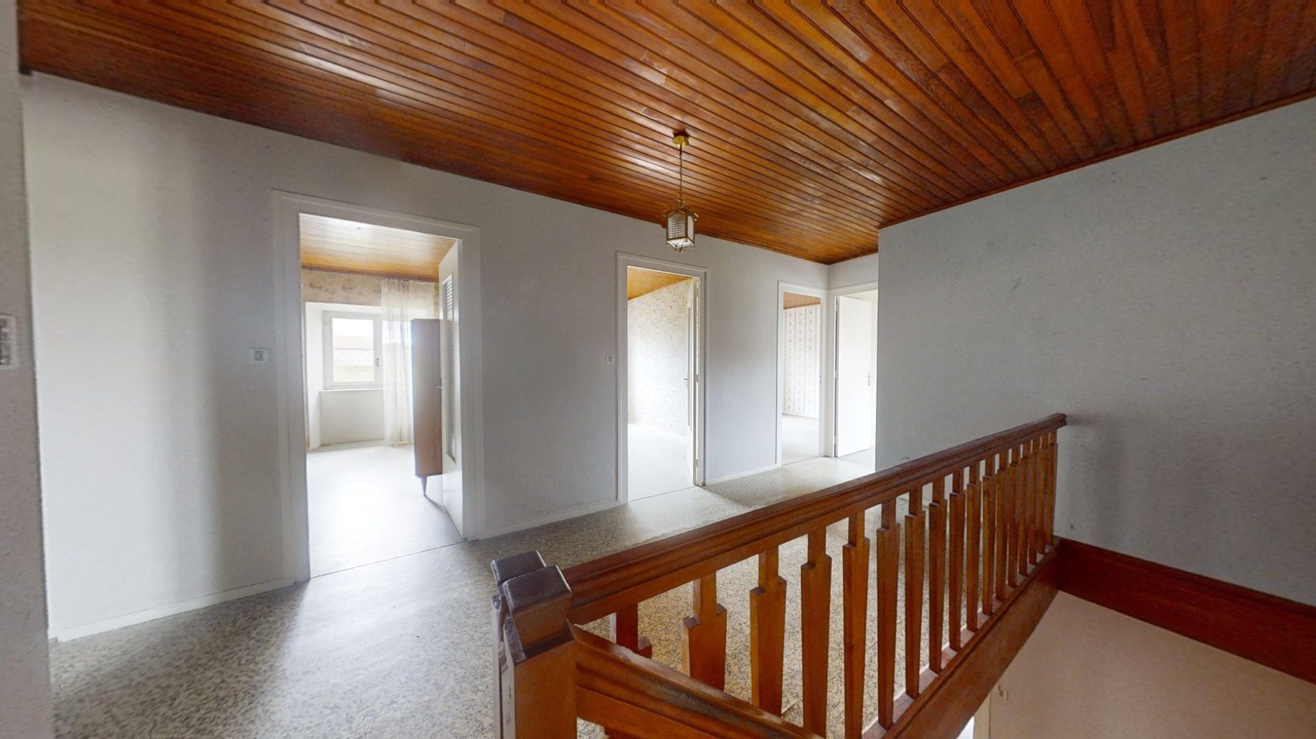 Maison en pierres mitoyenne avec garage et terrain d’environ 857 m2 Tence 43190