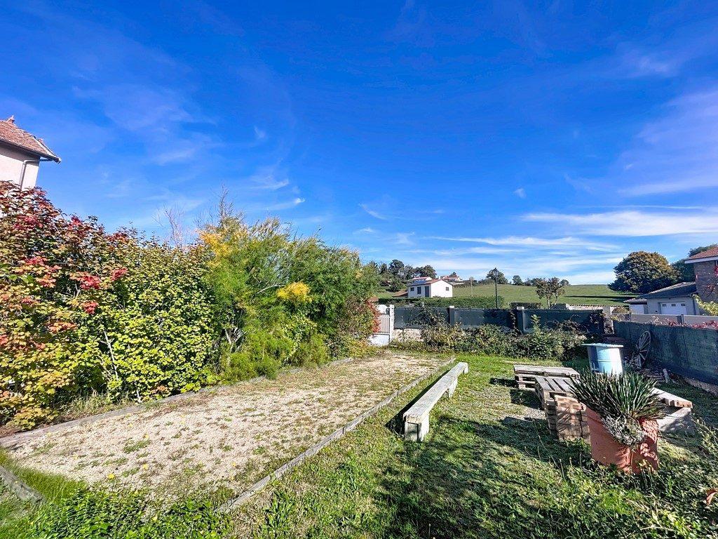 Espace, lumière et fort potentiel : cette maison réunit tout pour concrétiser vos projets, qu’ils soient familiaux, professionnels ou locatifs. Villechenève 69770