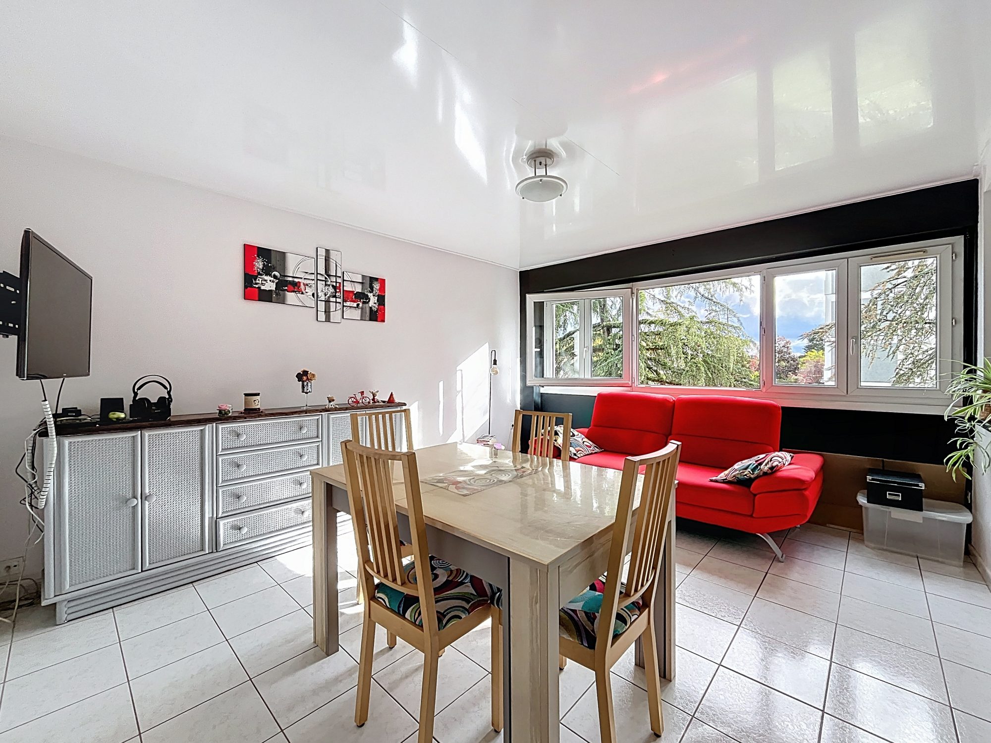 Très bel appartement lumineux au calme avec 3 chambres, cave et place de stationnement Décines-Charpieu 69150