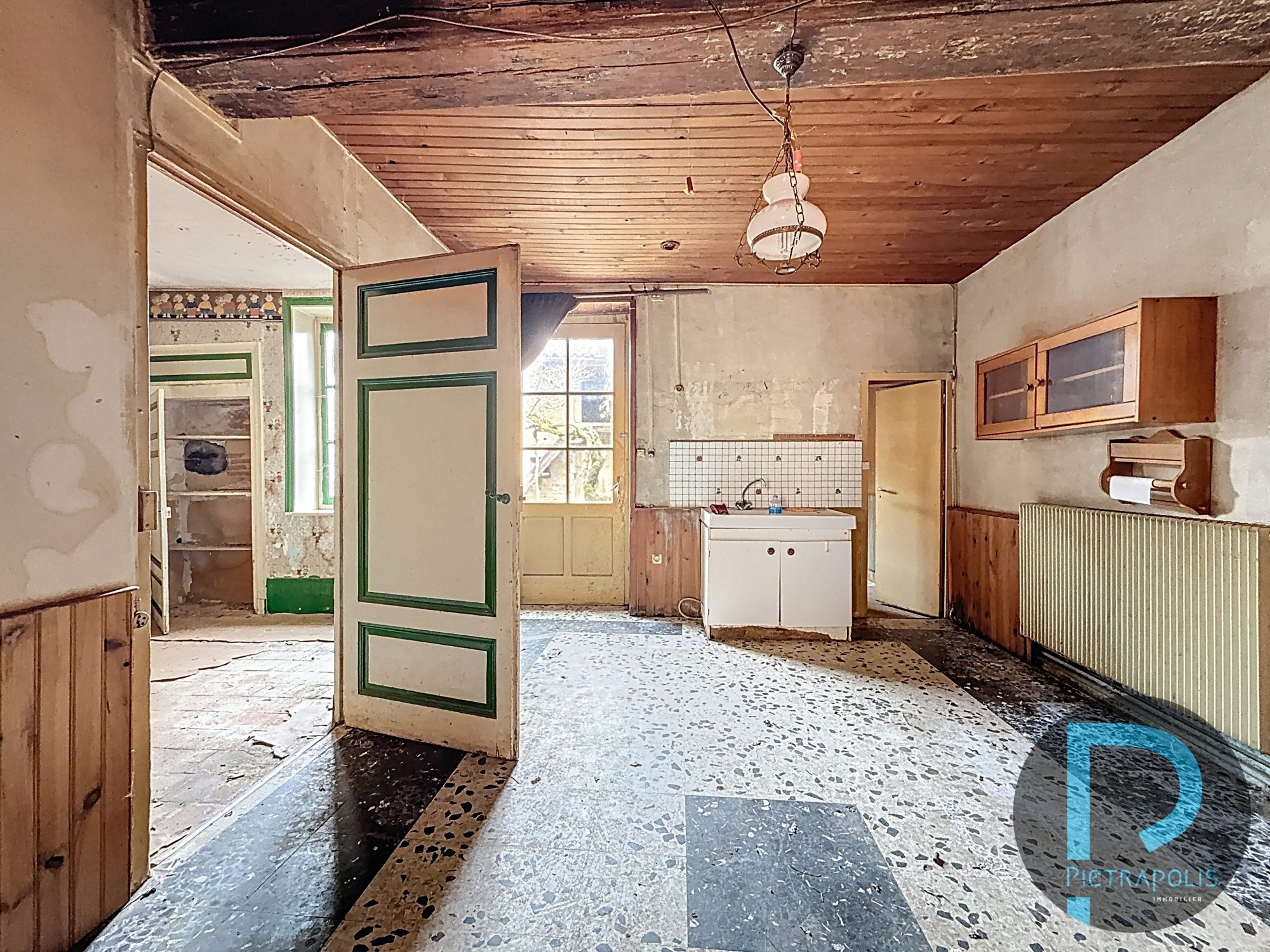 1 maison avec terrain en plein centre à rénover de 255m² avec dépendances et entrée