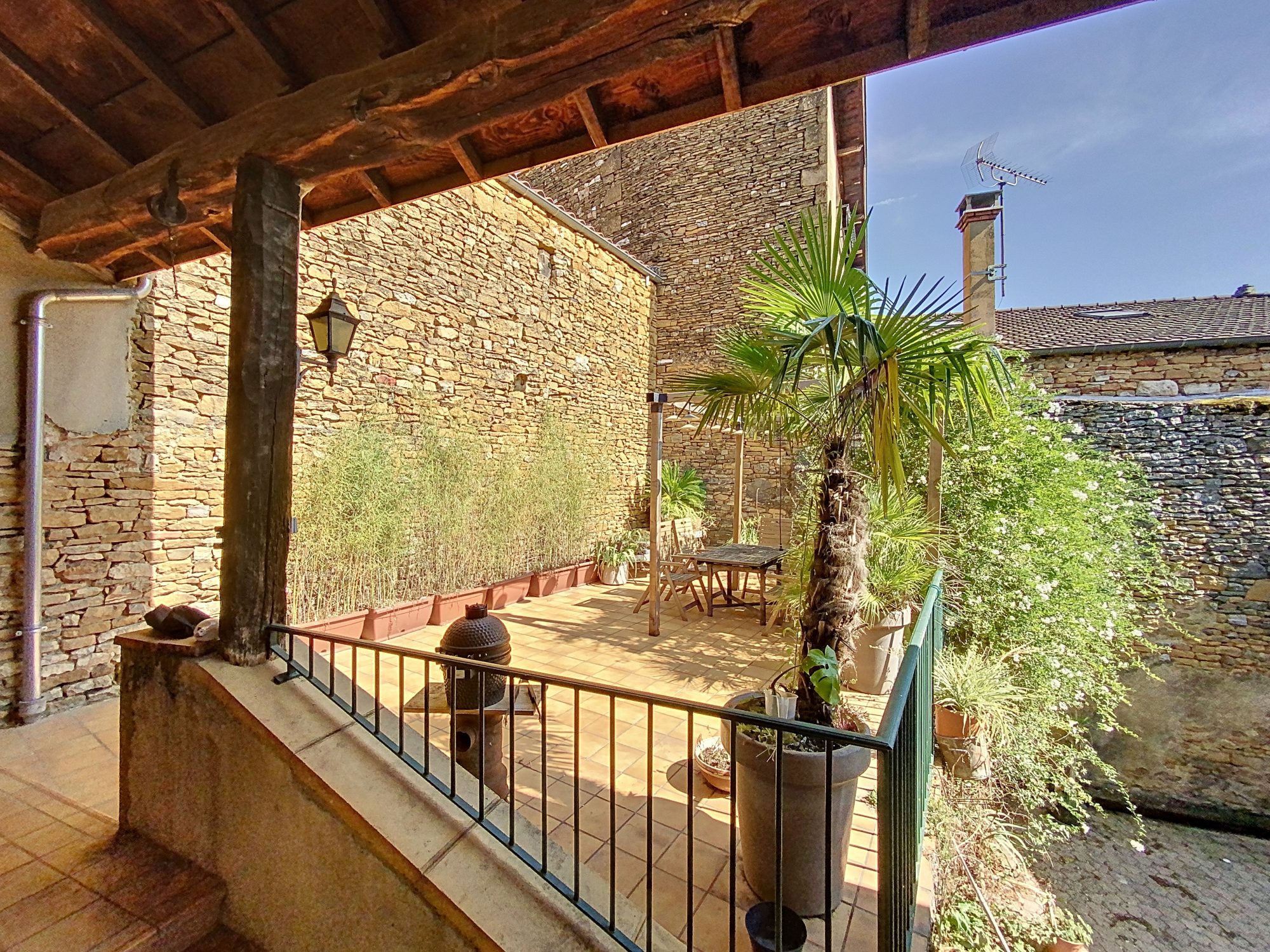 Maison de village en pierres dorées avec jardinet et belle cour intérieure Frontenas 69620