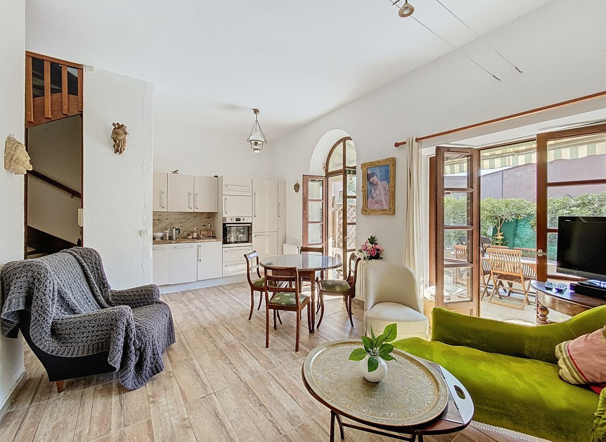 Sète quartier haut : Appartement duplex T3, terrasse, parking.