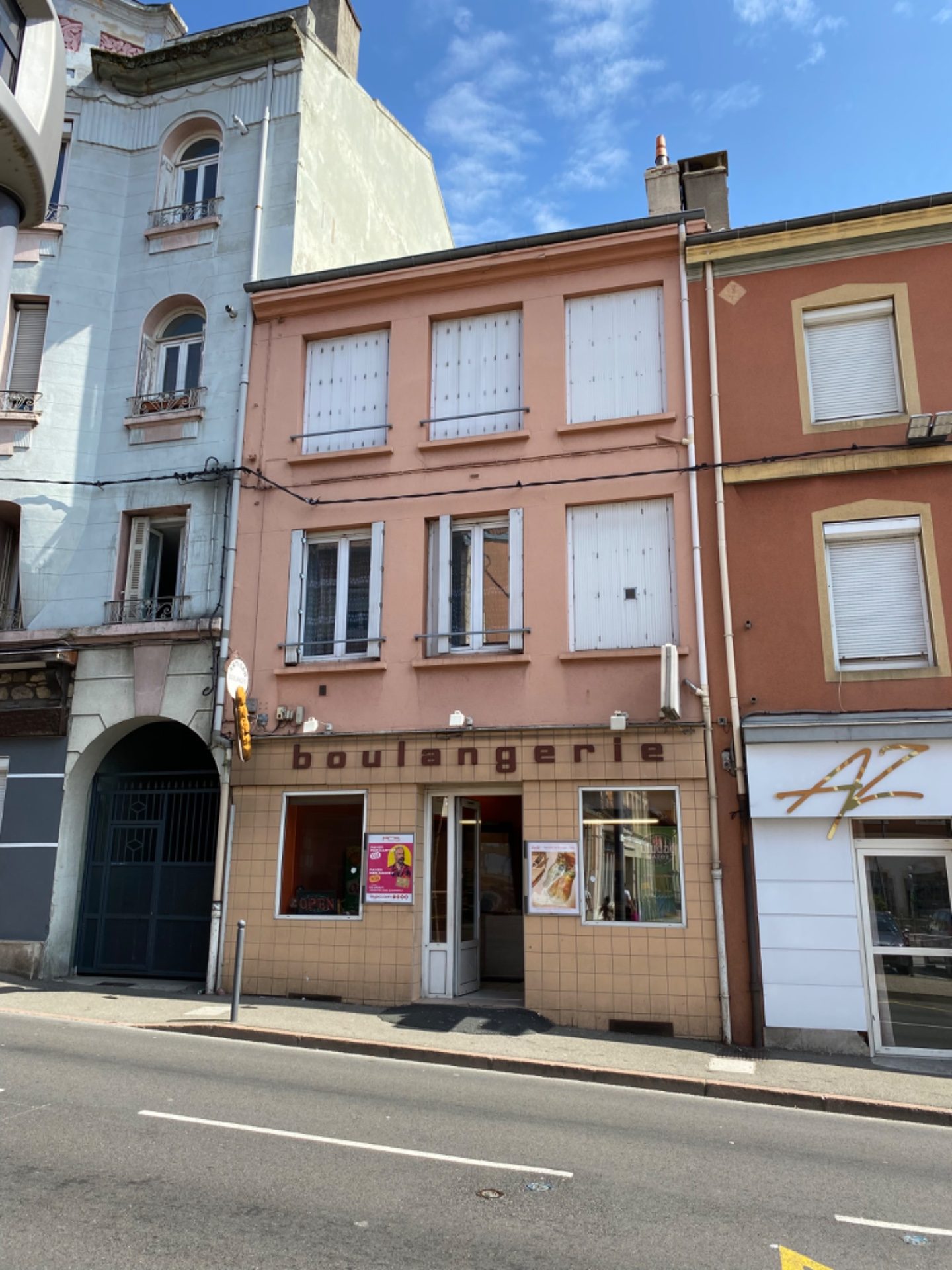 IDÉAL INVESTISSEUR! IMMEUBLE DE RAPPORT, 4 LOTS, 1580€/MOIS DE LOYERS, PHOTOVOLTAÏQUES ~ 1100€/AN, GARAGES, CENTRE-VILLE.