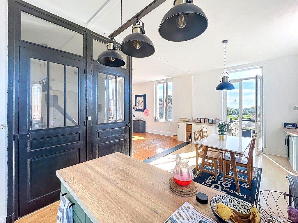 Espace, lumière et fort potentiel : cette maison réunit tout pour concrétiser vos projets, qu’ils soient familiaux, professionnels ou locatifs. Villechenève 69770