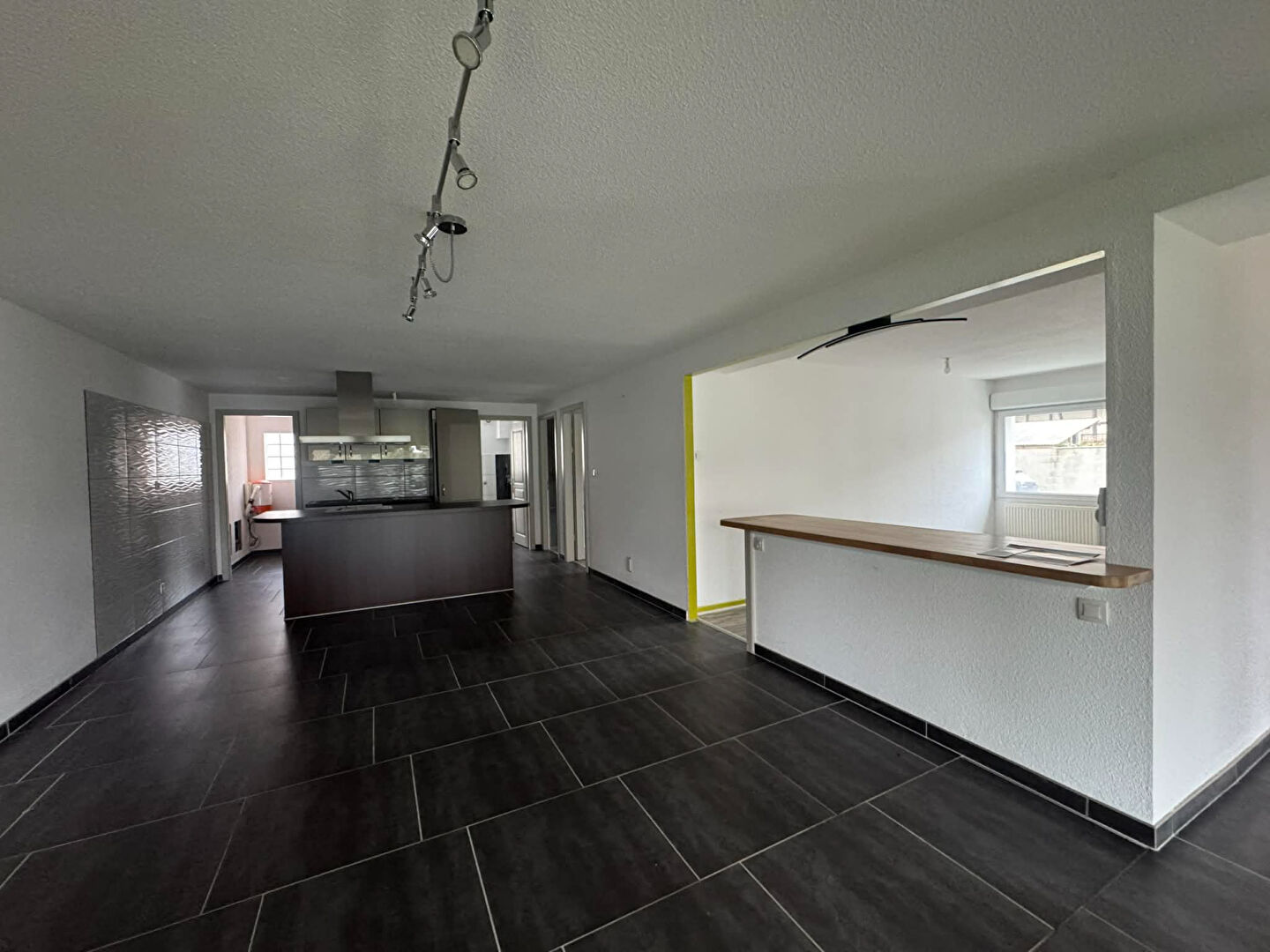APPARTEMENT - GRANDE TERRASSE - DEUX GARAGES